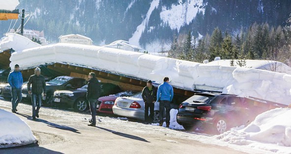 Ratlos schaute mancher Autobesitzer auf das Desaster. Acht Fahrzeuge wurden großteils schwer beschädigt. Fotos: Brunner Images