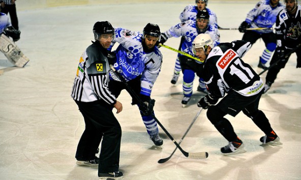 Beim Finale in der Division 1 in der Toblacher Eisarena bezwangen die Icebears Toblach die Tarco Wölfe Klagenfurt mit 3:1. Foto: Anton Oberhammer