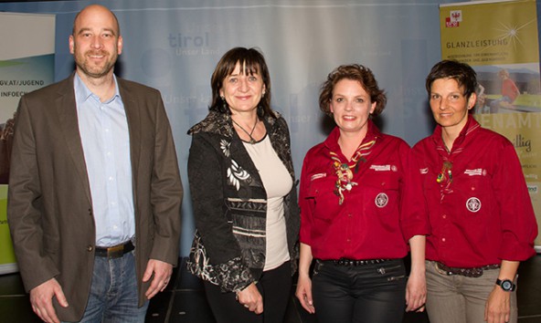 Für ihre "Glanzleistungen" ausgezeichnet wurden v.l.: Stephan Peuckert, LRin Beate Palfrader, Inge Egger und Barbara Oberhammer. Foto: Land Tirol/Langhofer