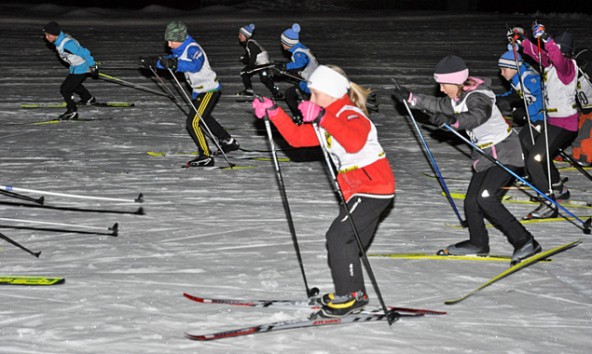 Die Volksschüler aus St. Veit und Feld kämpften um den Meistertitel beim nächtlichen Langlaufwettbewerb am Freitag, 28. Februar. Foto: Sportunion Raiffeisen