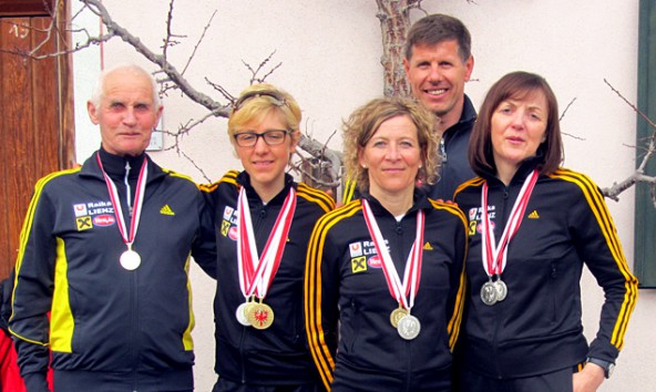 Vier Gold- und zwei Silbermedaillen gab es für das Laufteam der Sportunion Raiffeisen Lienz. Von links: Franz Niedertscheider, Susanne Mair, Roswitha Moser, Franz Mietschnig und  Elisabeth Bürgel. Foto: Bernd Bürgel