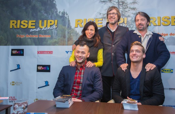 Reisten zur Premiere in Osttirol (hinten v.l.): Regisseurin Barbara Gräftner, Cine Tirol Leiter Johannes Köck und Produzent Robert Winkler sowie Lukas Plöchl und Vinzenz Wagner (vorne v.l.). Fotos: Brunner Images