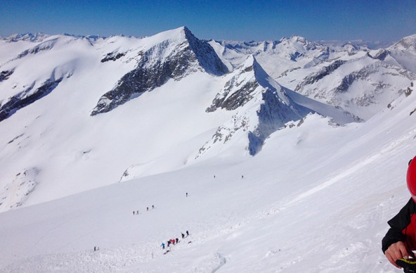 Auch ein traumhafter Wintertag kann schnell zumAlptraum werden. Im Vordergrund des Bildes ist gut zu sehen, wo das Schneebrett abging. Fotos: Brunner Images/Martin 4