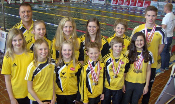 Strahlen mit den Medaillen um die Wette: Die elf Osttiroler Schwimmer bei den Tiroler Hallenmeisterschaften in Innsbruck. Foto: Schwimmunion