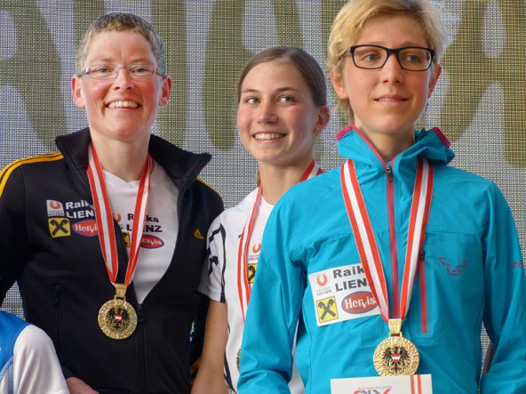 Irmgard Huber, Theresa Moser und Susanne Mair (von links) sind Staatsmeisterinnen im Crosslauf-Teambewerb der Frauen. Foto: Singer