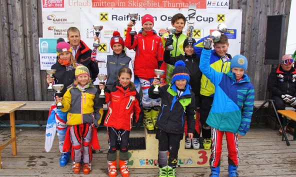 Die Klassensieger des Kinder-Riesentorlauf am Thurnthaler mit Obmann Hanspeter Webhofer.