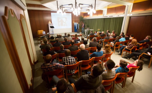 Freunde und Familie der Prämierten versammelten sich im Sparkassensaal um bei der “Talentscouts”-Preisverteilung dabei zu sein.