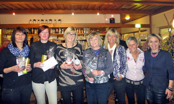 Die Siegerinnen (v.l.) Claudia Nussbaumer, Birgit Klocker, Karin Moser, Erika Schedl, Silvana Bergerweiss, Monika Müller mit Bürgermeisterin Elisabeth Blanik. Foto: Heidi Albel