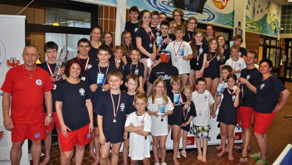 Alle Teilnehmer der Tiroler Meisterschaften im Rettungsschwimmen der ÖWR Lienz mit Obmann Franz Striemitzer (l.). Fotos: Brigitte Mair