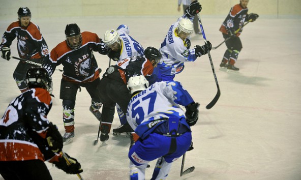 In der Toblacher Eisarena kämpfte der UECR Huben gegen die Icebears Toblach um den Finaleinzug der Division 1. Foto: Anton Oberhammer