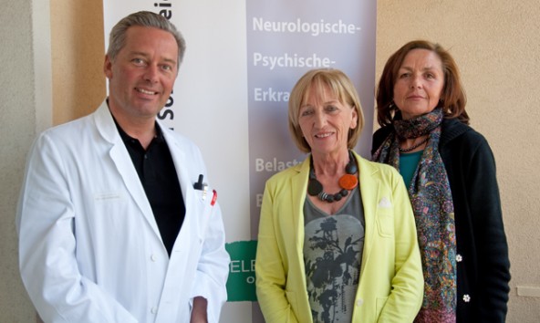 Der Primar der Neurologischen Abteilung am BKH-Lienz, Josef Großmann, die Leiterin der Selbsthilfe Osttirol, Christine Rennhofer-Moritz und die Leiterin der Parkinson-Selbsthilfe Osttirol, Hildegard Mitterhofer. Foto: Dolomitenstadt/Veider