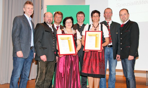 LK-Präsident Josef Hechenberger (r.) gratulierte mit LK-Fachbereichsleiter Wendelin Juen (l.), Bürgermeister Ralf Schonger (3.v.l.) und Gerhard Pernlochner (Obmann Tiroler Speis aus Bauernhand, 4.v.r.) den Familien Vergeiner und Duregger aus Assling zu ihren Prämierungen. Foto: LK