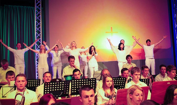 Zahlreiche bekannte MusikerInnen und SängerInnen, großteils aus Matrei stammend, wirkten an den 18 Musicals mit. Hier im Bild das Abschlussstück „Jesus Christ Superstar“. Fotos: Charly Kashofer