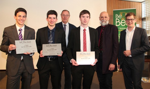 Wolfgang Eichinger (hinten), Anton Lendl (2.v.r.) und Marco Rupprich (r.) gratulierten Johannes Kontriner, Gerald Theurl und Lukas Stocker zum Sieg bei „Be the best“.   Foto: WKT