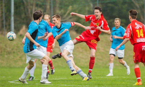 Die Hubener kämpften bis zwei Minuten vor Schlusspfiff kompromisslos. Dann fiel der erlösende 3:2-Siegestreffer. Foto: Brunner Images