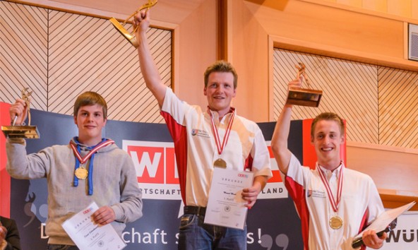 Manuel Moser vom Lehrbetrieb Fuchs Installationen in Nussdorf-Debant (Mitte) siegte vor David Schaubmeier aus Oberösterreich und  dem Nordtiroler Martin Brunner. Foto: WKO/Martin Datzinger