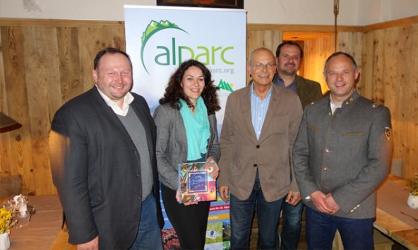 v.l.: Markus Reiterer, Generalsekretär der Alpenkonvention, Landeshauptmann-Stellvertreterin Ingrid Felipe, Michael Vogel, Präsident von ALPARC, Martin Solar, Vertreter des "Danilo Re Lenkungsausschusses", und Hermann Stotter, Direktor des Nationalparks Hohe Tauern Tirol. Foto: NPHT