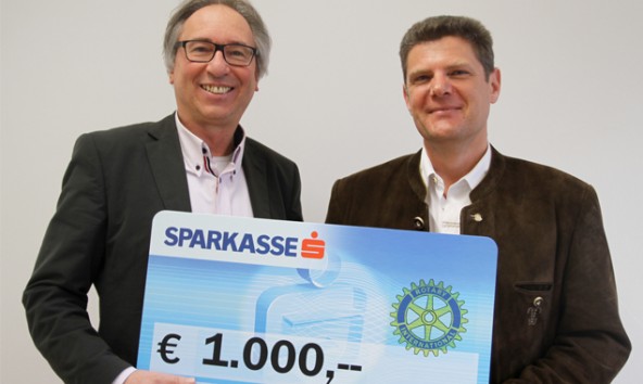 Andreas Weiskopf von der Lienzer Brücke mit Primar Hubert Volgger, Präsident des Lienzer Rotary Clubs bei der Scheckübergabe 