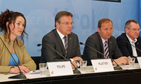 Nach einstimmigem Regierungsbeschluss zum Tiroler Flurverfassungslandesgesetz ziehen heute Landeshauptmann-Stellverteterin Ingrid Felipe, Landeshauptmann Günther Platter, Landeshauptmann-Stellvertreter Josef Geisler und Landesrat Johannes Tratter einen Schlussstrich unter die Agrargemeinschaftsfrage. Foto: Land Tirol/Sick