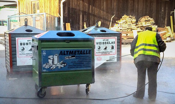 Die Mitarbeiter der Umweltwerkstatt sarnieren auch die Werstoffsammelträger der Gemeinden. Den Anfang machte Tristach. Foto: OSPA