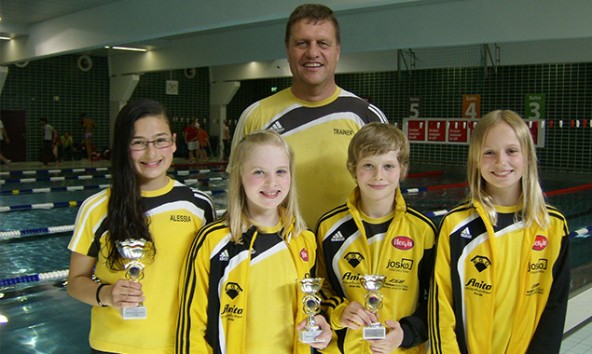 Die erfolgreichen Athleten der Schwimmunion Osttirol Alessia Kofler, Pia Marschhauser, Leon Wibmer, Jana Preßlaber mit ihrem Trainer Josef Mair. Foto: SU Osttirol