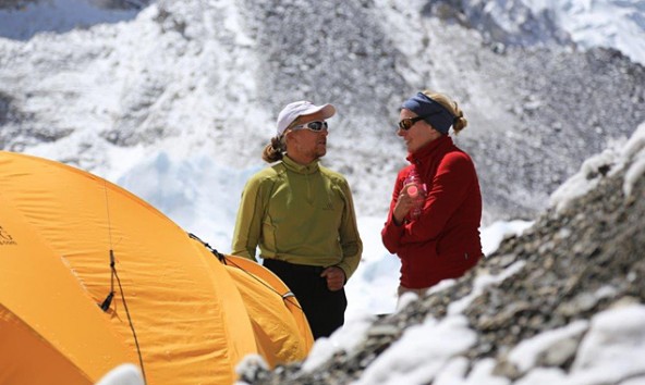 Die Journalistin Juliane Möcklinghoff begleitet Andy Holzer auf seiner Tour zum Everest. Sie bloggte heute: "Aus und vorbei". Foto: andyholzer.com