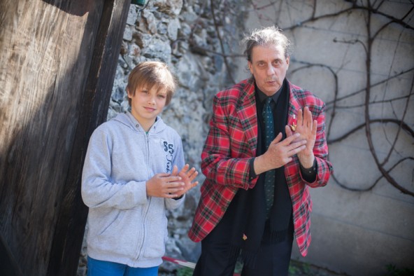 Der Lienzer Schüler Ilja Drexl berichtete gemeinsam mit Theaterregisseur Herbert Gantschacher über das Kulturprojekt "Talking Gloves – Sprechende Handschuhe". Foto: Dolomitenstadt/Egger