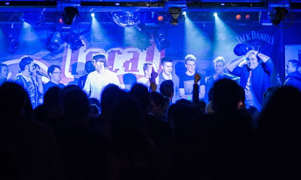 Markus Oberbichler (rechts) greift sich an den Kopf – es ist geschafft. Finaleinzug bei Österreichs größtem unabhängigen Bandcontest. Foto: Stereo-Klagenfurt.