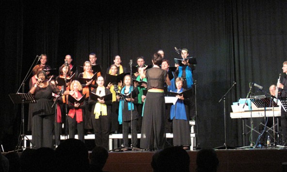 Ann Rowe mit dem Grazer Kammerchor Voce Mea, der im Stadtsaal mit Osttiroler Chören gemeinsam auftritt. Foto: Louis Holzer