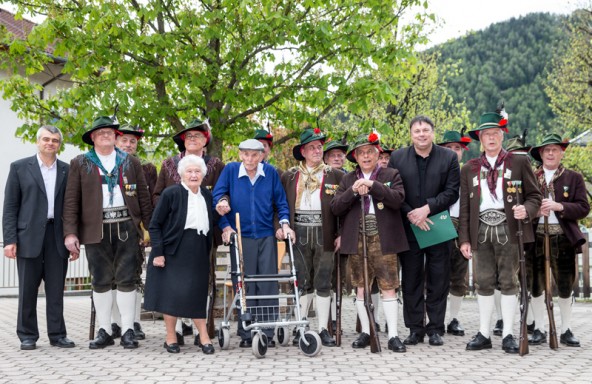 Gruppenbild mit Jubilar, Gattin Theolinde, Pfarrer und Bürgermeister.