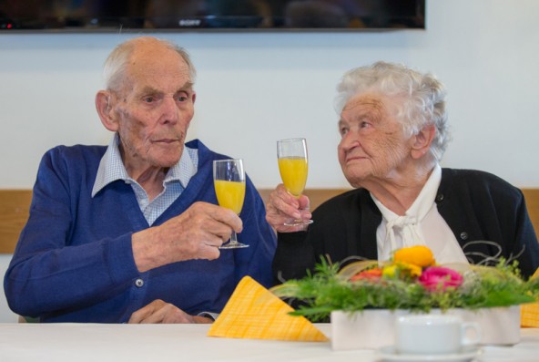 Anton und Linde gönnen sich ein Gläschen auf den "Hunderter". Sie sind seit 72 Jahren ein Ehepaar und gemeinsam 193 Jahre alt. 