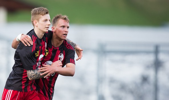 Dei beiden "Männer des Spieles" - der dreifache Torschütze Clemens Gesser (links) und Alexander Böhm, der wenige Tage nachdem er von einem Blitz getroffen wurde wieder auf dem Platz stand. Fotos: Brunner Images