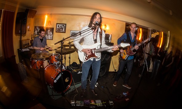 Stefan Mörtl (Drums), Elco Jongkind (Gitarre, Vocal) und Daniel Lottersberger (Bass) als Lowland-Trio im Irish Pub in Lienz.