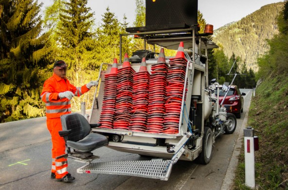 Der Arbeiter sprang rechtzeitig von seinem Arbeitsgerät. 