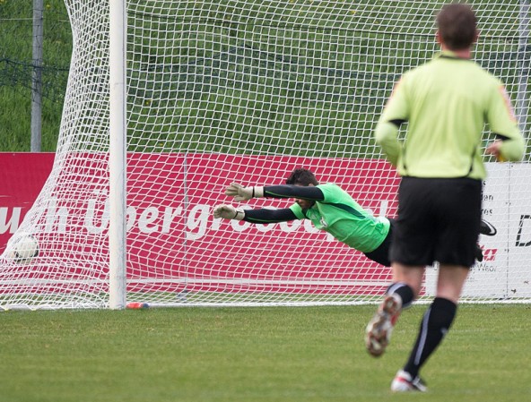 Seeboden-Keeper Herbert Brugger streckt sich beim 1:0 durch Daniel Kofler vergeblich. Foto: Expa/Groder