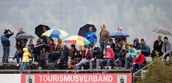 Gute Stimmung an einem regnerischen Karsamstag auf der Zuschauertribüne des FC-WR. Kein Wunder, bei drei Toren für die Gastgeber. Foto: Expa/Groder