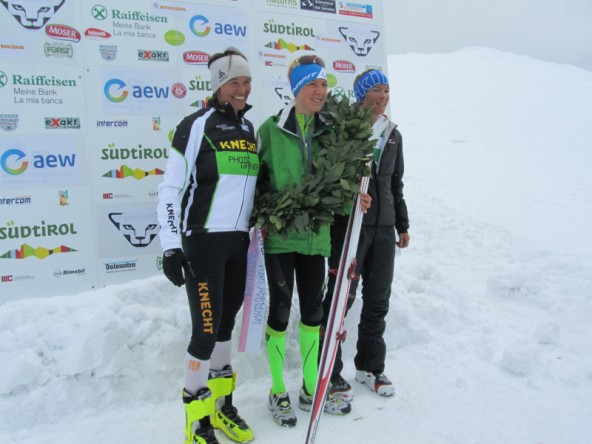 Susanne Mair mit der Zweitplatzierten Alexandra Hober (links) aus Meran und der Dritten Nina Brenn (rechts) aus der Schweiz.