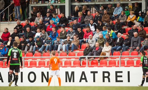 800 Zuseher sahen ein spannendes Derby im Matreier Tauernstadion. Fotos: Brunner Images
