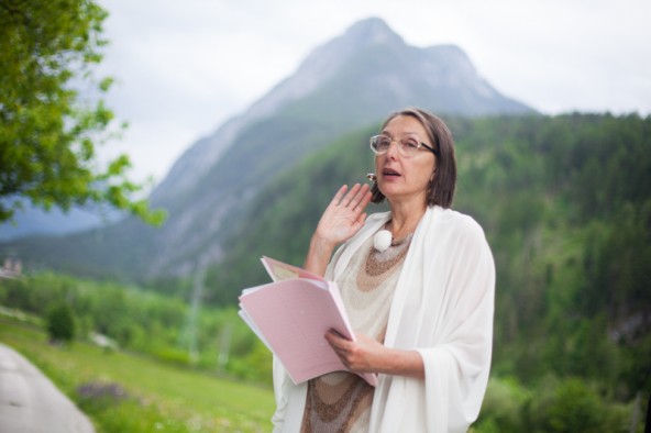 Nach einem Gespräch mit den Verantwortlichen der Gemeinde Leisach, verkündete Landesrätin Christine Baur vor zahlreichen Journalisten das Aus des Durchreiseplatzes. Auch der ORF drehte für sein Format "Am Schauplatz". Fotos: Dolomitenstadt/Egger