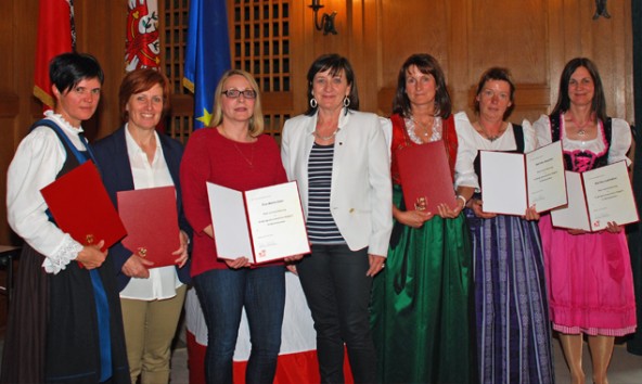 v.l.: Cornelia Berger, Waltraud Unterluggauer, Eva-Maria Eder, Landesrätin Beate Palfrader, Maria Ladstätter, Martina Jesacher und Marlies Ladstätter. Foto: Land Tirol/Sick