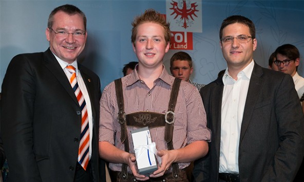 Freude über den zweiten Platz: Tischlerlehrling Christoph Kunzer aus Obertilliach mit seinem Chef Friedrich Wieser von der gleichnamigen Bau- und Möbeltischlerei in Strassen. Land Tirol/Wucherer