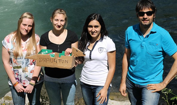 Jessica Moser, Barbara Amraser, Yasemin Yürekli mit Thomas Zimmermann vom Osttiroler Kajak Club. Foto: Drau4Fun