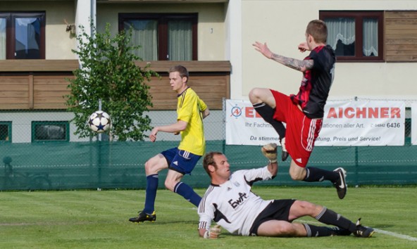 Am Ende hatten das Team aus Assling (gelbes Trikot) die Nase vorn. Foto: Brunner Images