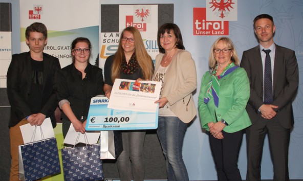 Die erfolgreichen Schüler der Kategorie "Mittlere Schulen" v.l.: Patrick Melbler (2. Platz), Julia Knapp (3. Platz), Linda Winkler (1. Platz) mit Landesrätin Beate Palfrader, Annemarie Votova (UNIQA), Stefan Lahartinger (Tiroler Sparkassen). Foto: Land Tirol