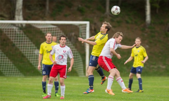 Die Kicker von Thal/Assling in den gelben Trikots siegten in Nikolsdorf mit 1:0. Foto: Brunner Images