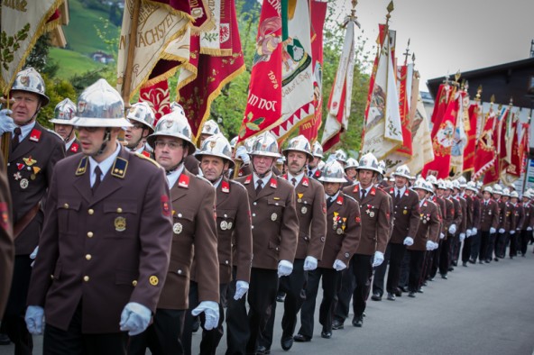 Mit ihren farbenprächtigen Fahnen marschierten die Abordnungen der Osttiroler Feuerwehren durch die Oberländer Marktgemeinde. Foto: Brunner Images