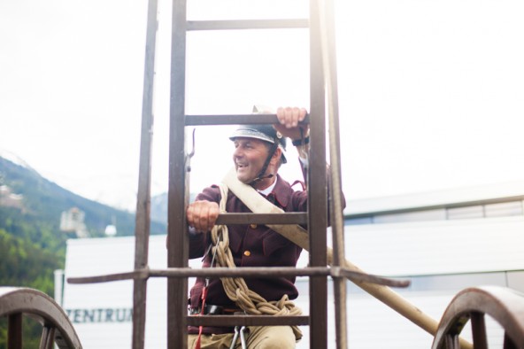 Feuerwehrmann Josef Walder: Bereits sein Großvater kletterte die 130 Jahre alte Leiter der Freiwilligen Feuerwehr Sillian hoch. Foto: Dolomitenstadt/Egger