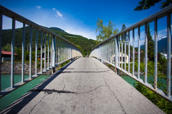 Vor allem ältere Menschen haben mit der hohen Steigung auf der Brücke Probleme.