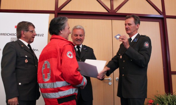 Helmut Egger und Frieda Dietrich erhielten von Bezirksstellenleiter Egon Kleinlercher und Ortsstellenleiter Bernhard Steiner die Henry-Dunant-Gedächtnismedaille Foto: Rotes Kreuz Osttirol