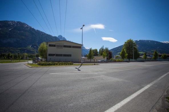 Derzeit ist der betroffene Straßenteil noch mit Sperrstreifen markiert. In Zukunft soll der 70 Meter lange Streifen Platz für rund zehn Pkw liefern.